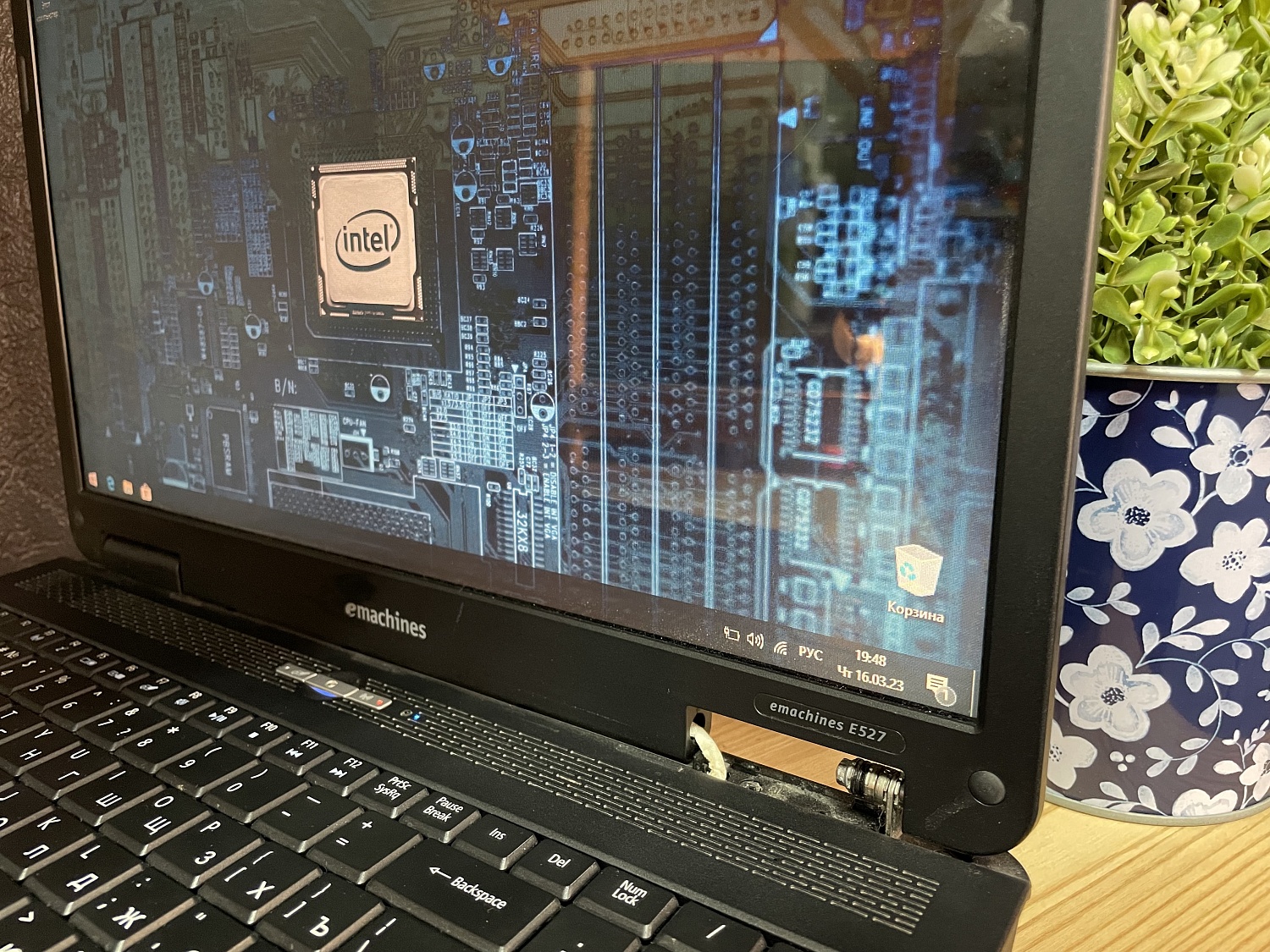 Ноутбук eMachines E527-902G16Mikk