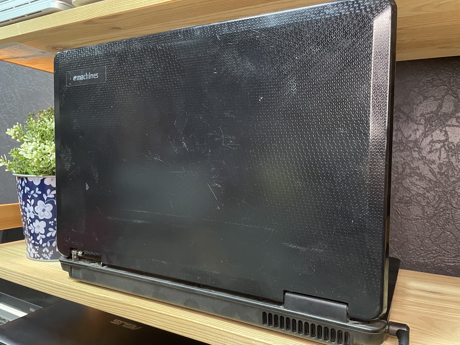 Ноутбук eMachines E527-902G16Mikk